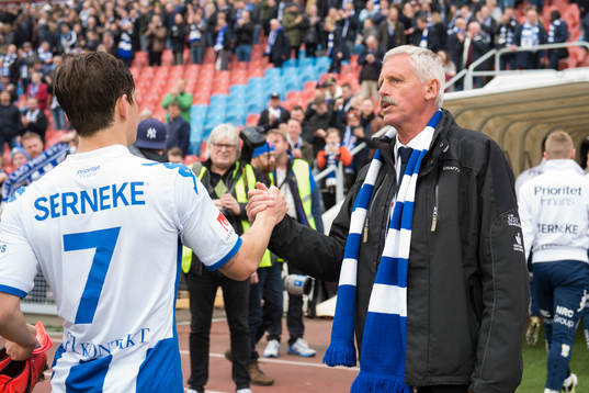 IFK Göteborgs ordförande Frank Andersson tackar spelarna