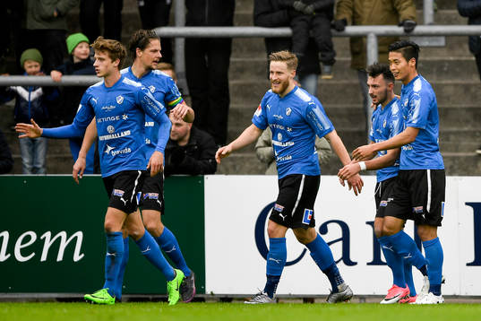 Halmstads Sead Haksabanovic jublar med lagkamrater