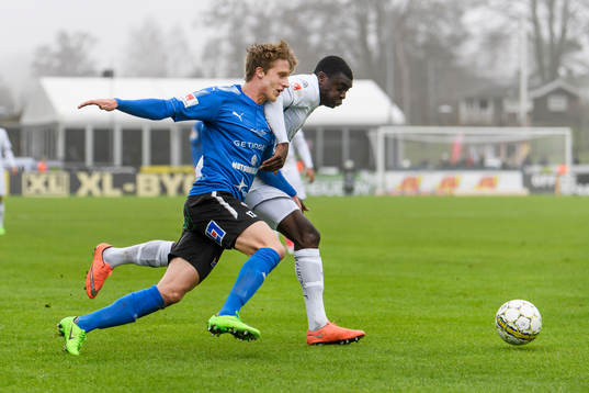 Halmstads Mads Roerslev Rasmussen och Östersunds Ken Sema