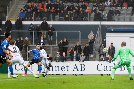 Halmstads Sead Haksabanovic ser sitt skott gå in till 1-0