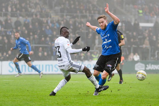 Östersunds Samuel Mensiro ochHalmstads Alexander Ruud