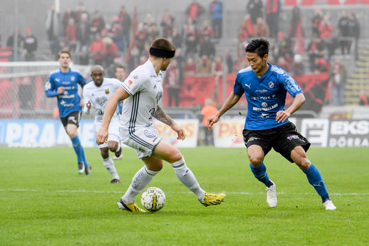 Östersunds Douglas Bergqvist och Halmstads Kosuke Kinoshita