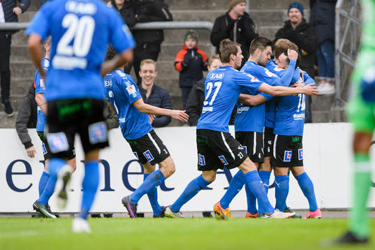Halmstads Sead Haksabanovic blir omfamnad av laget