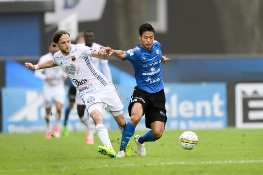 Östersunds Tom Pettersson och Halmstads Kosuke Kinoshita