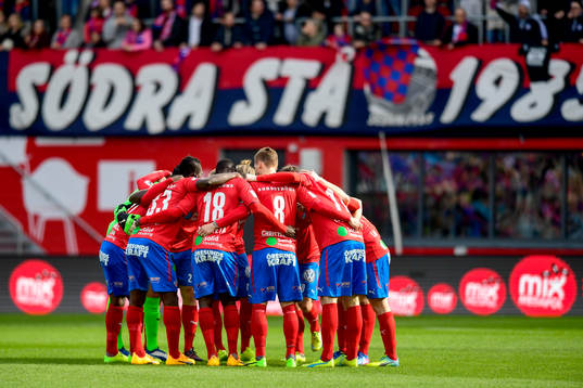 Helsingborgs spelare samlas i en ring