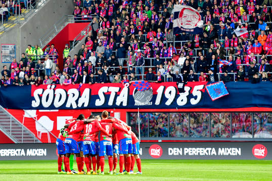 +Helsingborgs spelare samlas i en ring