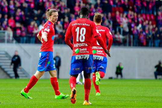 Helsingborgs Oke Akpoveta och Jesper Lange jublar