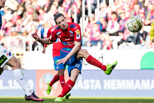 Helsingborgs Jesper Lange skjuter in 1-0 målet