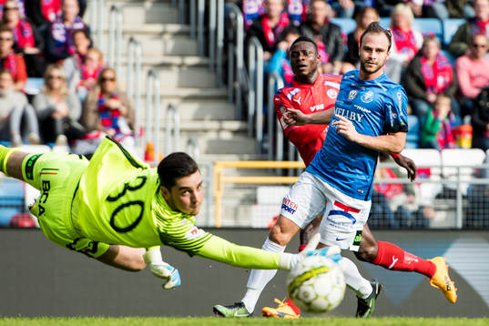 Helsingborgs Oke Akpoveta skjuter mot Trelleborgs målvakt