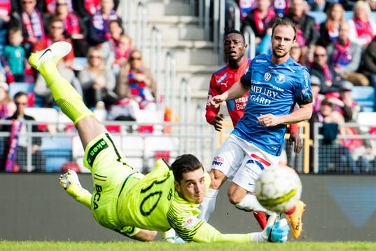 Helsingborgs Oke Akpoveta skjuter mot Trelleborgs målvakt