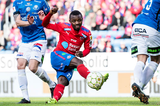 Helsingborgs Monday Samuel testar skott