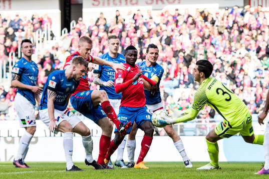 Helsingborgs Peter Larsson och Monday Samuel oroar vid