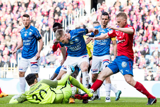 Helsingborgs Peter Larsson oroar vid Trelleborgs målvakt