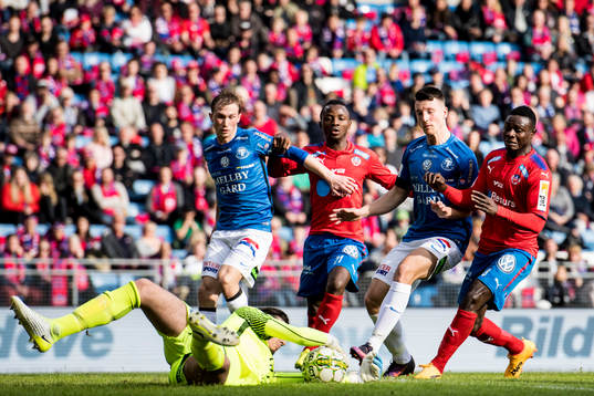 Helsingborgs Monday Samuel och Oke Akpoveta oroar vid