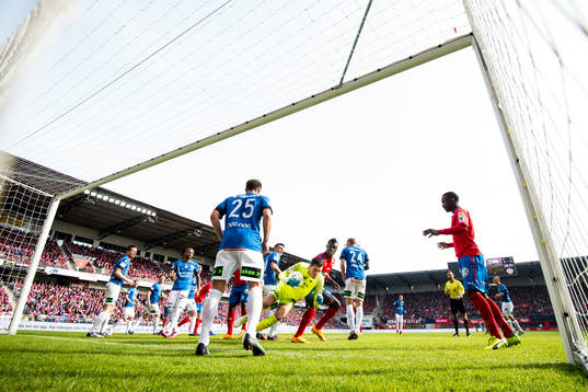 Trelleborgs målvakt Marko Johansson plockar bollen