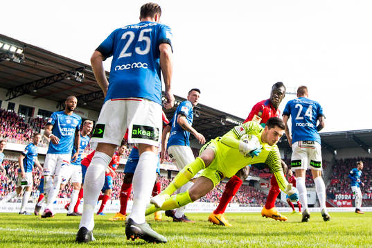 Trelleborgs målvakt Marko Johansson plockar bollen