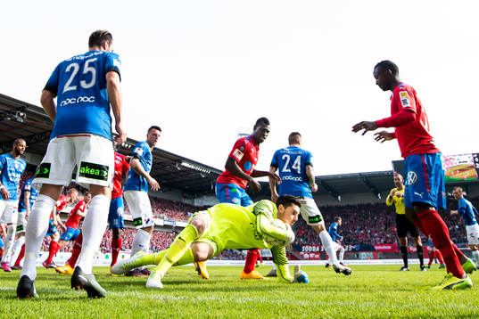 Trelleborgs målvakt Marko Johansson plockar bollen