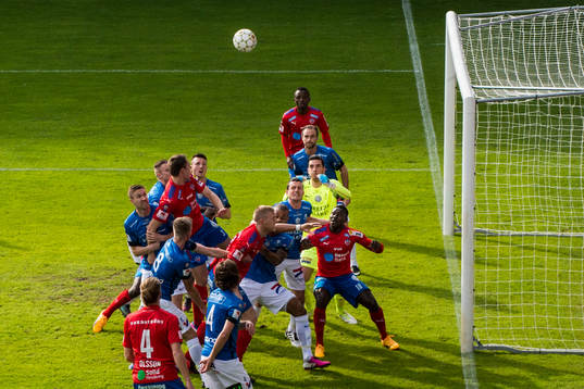 Trångt kring Trelleborgs målvakt Marko Johansson vid en