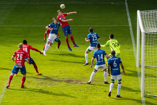 Helsingborgs Frederik Helstrup i nickduell med Trelleborgs
