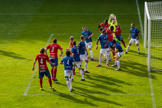 Trångt kring Trelleborgs målvakt Marko Johansson vid en