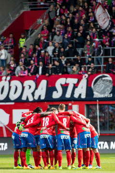 Helsingborgs spelare samlas i en ring