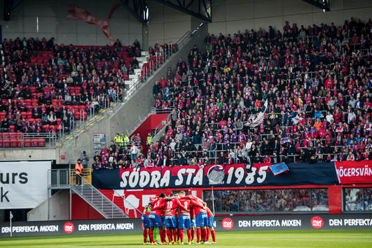 Helsingborgs spelare samlas i en ring