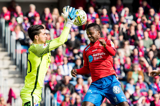 Helsingborgs Monday Samuel och Trelleborgs målvakt Marko