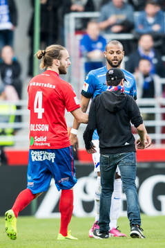 En supporter tar sig in mot Helsingborgs Jonatan Olsson och