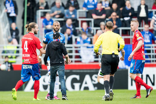 En supporter tar sig in mot Helsingborgs Jonatan Olsson och