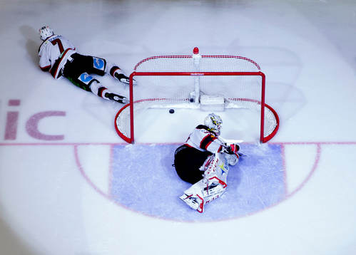 Malmö Redhawks Nils Andersson och målvakt Oscar Alsenfelt
