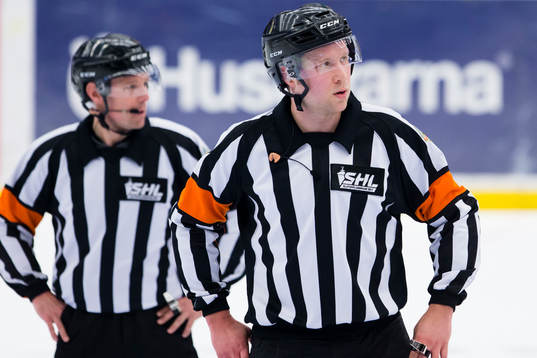 Domarna Wolmer Edqvist och Aleksi Rantala