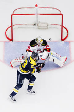 s Lias Andersson gör mål till 2-2 bakom Malmö Redhawks