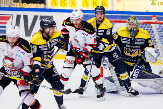 s Adam Almquist i duell frAMFÖR HV71:s målvakt Linus