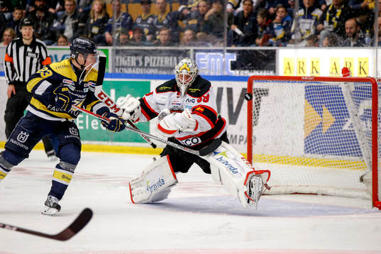 s Lias Andersson gör 2-2 bakom Malmö Redhawks målvakt