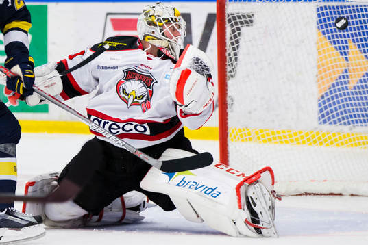 s Lias Andersson gör mål till 2-2 bakom Malmö Redhawks