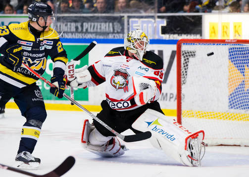 s Lias Andersson gör mål till 2-2 bakom Malmö Redhawks
