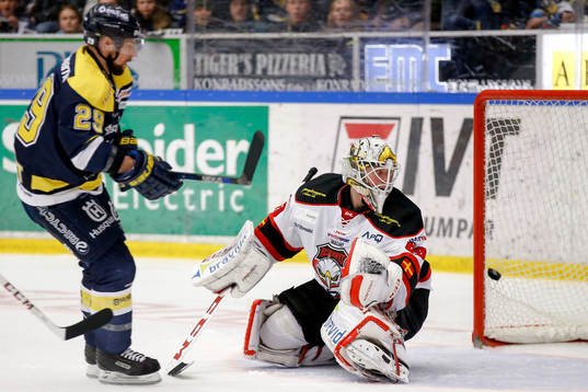 s Chris Abbott gör 3-2 bakom Malmö Redhawks målvakt