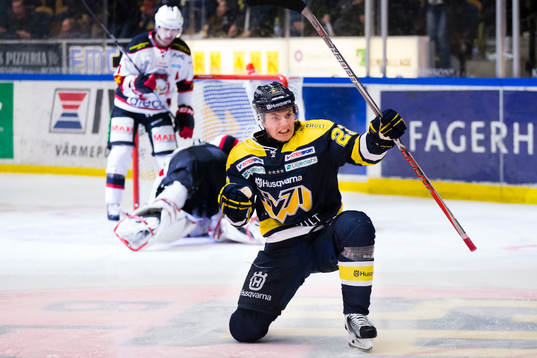 s Lias Andersson gör mål till 2-2 bakom Malmö Redhawks