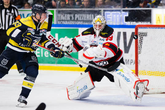 s Lias Andersson gör mål till 2-2 bakom Malmö Redhawks
