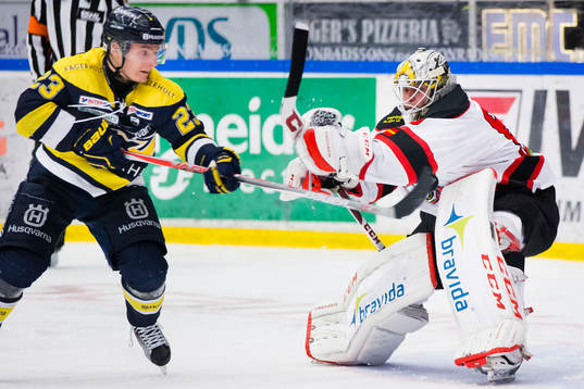 s Lias Andersson gör mål till 2-2 bakom Malmö Redhawks
