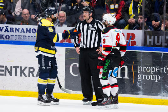 s Christoffer Persson  och Malmö Redhawks Frederik Storm i