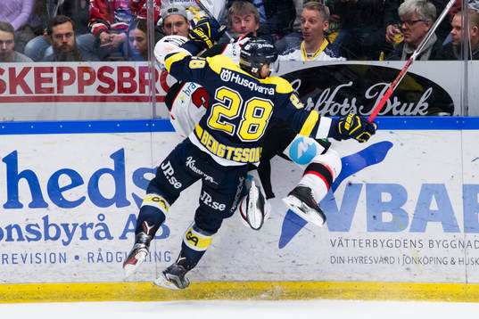 s Anton Bengtsson tacklar Malmö Redhawks André Benoit