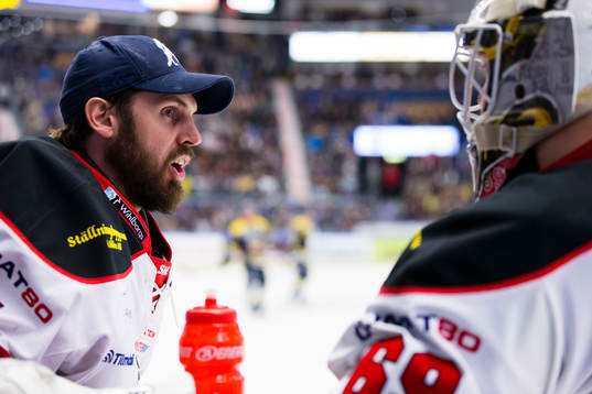 Malmö Redhawks målvakt Cristopher Nihlstorp i samspråk