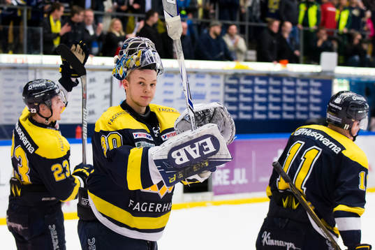 s målvakt Linus Söderström jublar