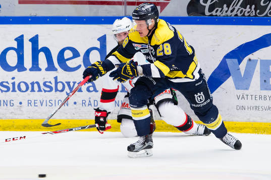 s Anton Bengtsson tacklar Malmö Redhawks André Benoit