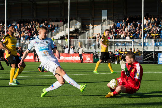 Gefles Piotr Johansson med ett skott som Frejs målvakt