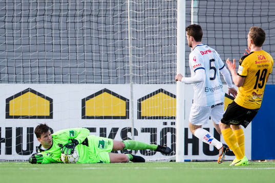 Gefles målvakt August Strömberg med en räddning