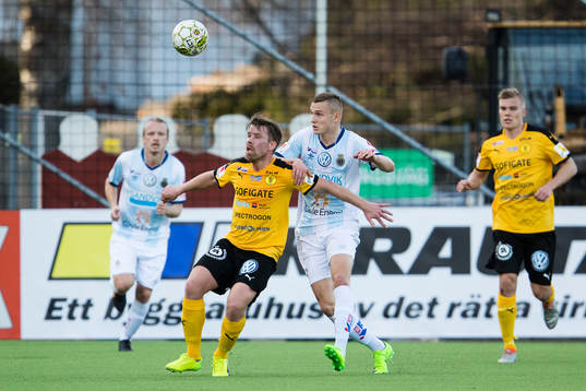 Frejs Joakim Runnemo i kamp om bollen med Gefles Piotr