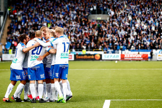 Norrköpings Sebastian Andersson jublar med lagkamrater