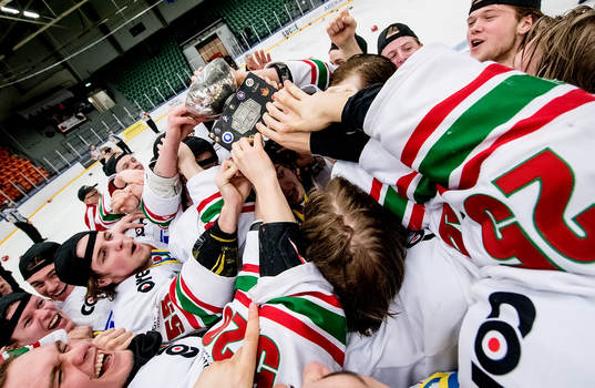 Modos spelare firar med med SM bucklan